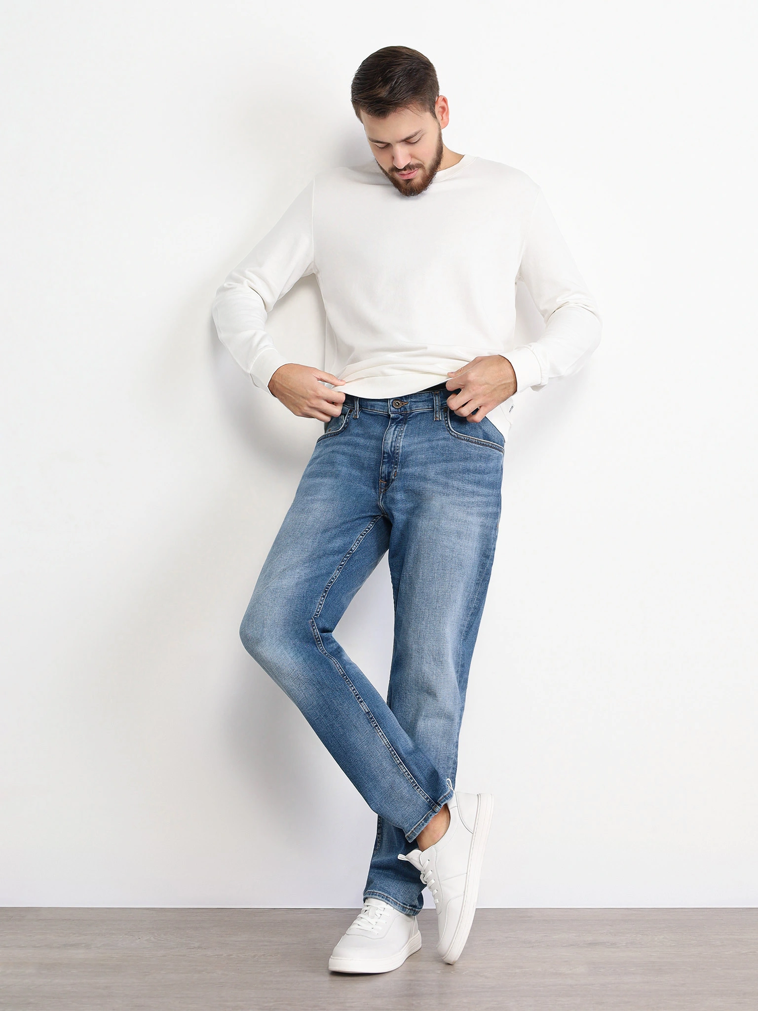 Джинсы классические голубого цвета из смесового хлопка